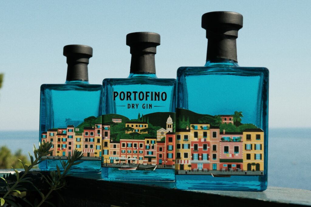 3 butelki włoskiego ginu Portofino Dry Gin postawione w sposób tworzący panoramę - prezent na święta