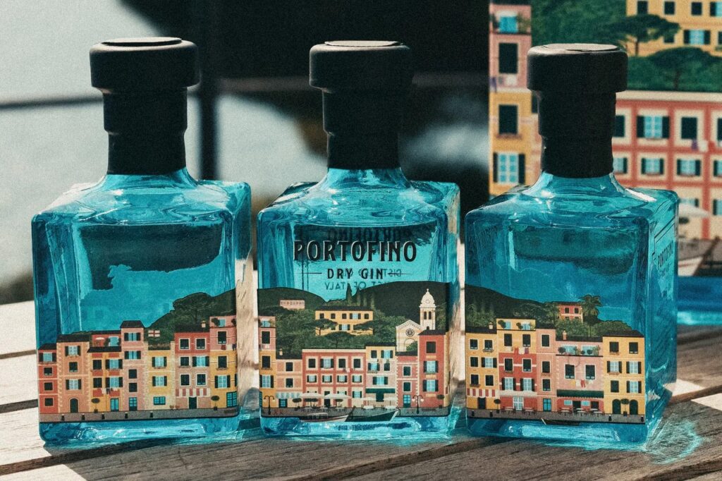 Trzy małe butelki włoskiego ginu Portofino Dry Gin ustawione w sposób przedstawiający panoramę prezent na święta