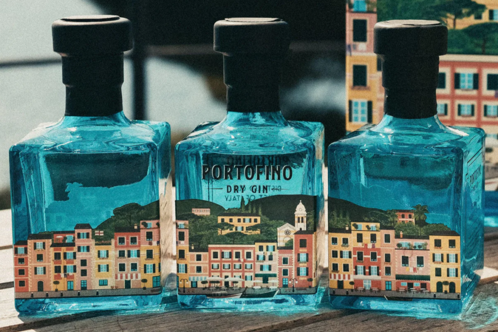 miniaturki alkoholi portofino dry gin ustawione w sposób przedstawiający panoramę wyspy