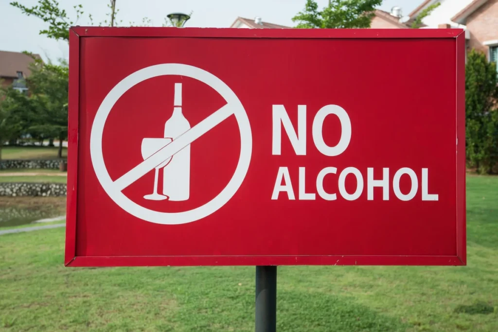 The history of drinks also includes their bans – a sign prohibiting alcohol consumption in a park