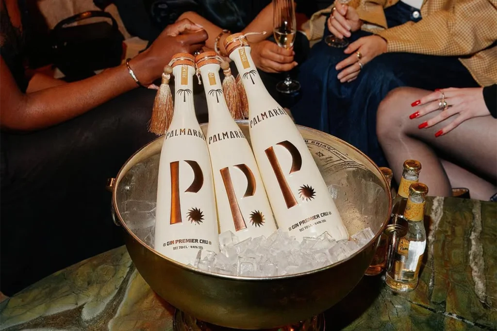 women at a table with bottles of the best gin Palmaráe chilling in an ice bowl