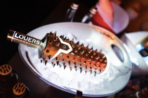 srebrna butelka louers vodka z kolcami jako efektowny dodatek do drinków na grilla