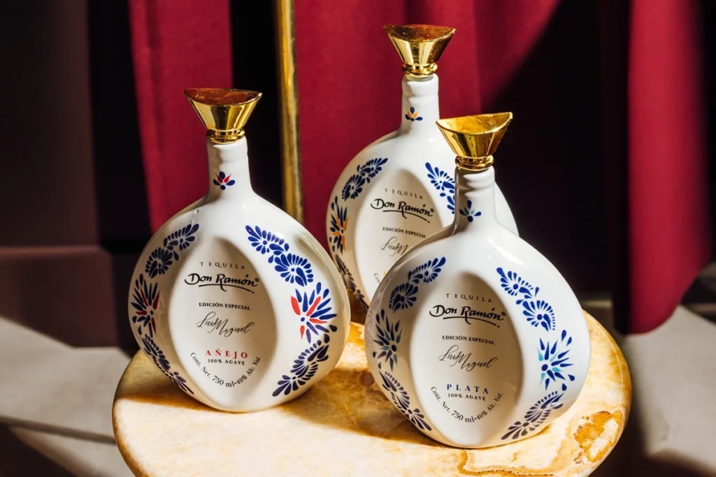 Kolekcja trzech butelek wyjątkowej tequili Don Ramón Cerámica na marmurowym stole