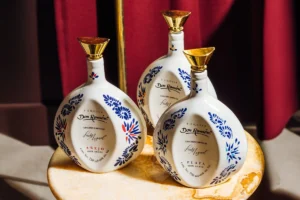 Kolekcja trzech butelek wyjątkowej tequili Don Ramón Cerámica na marmurowym stole