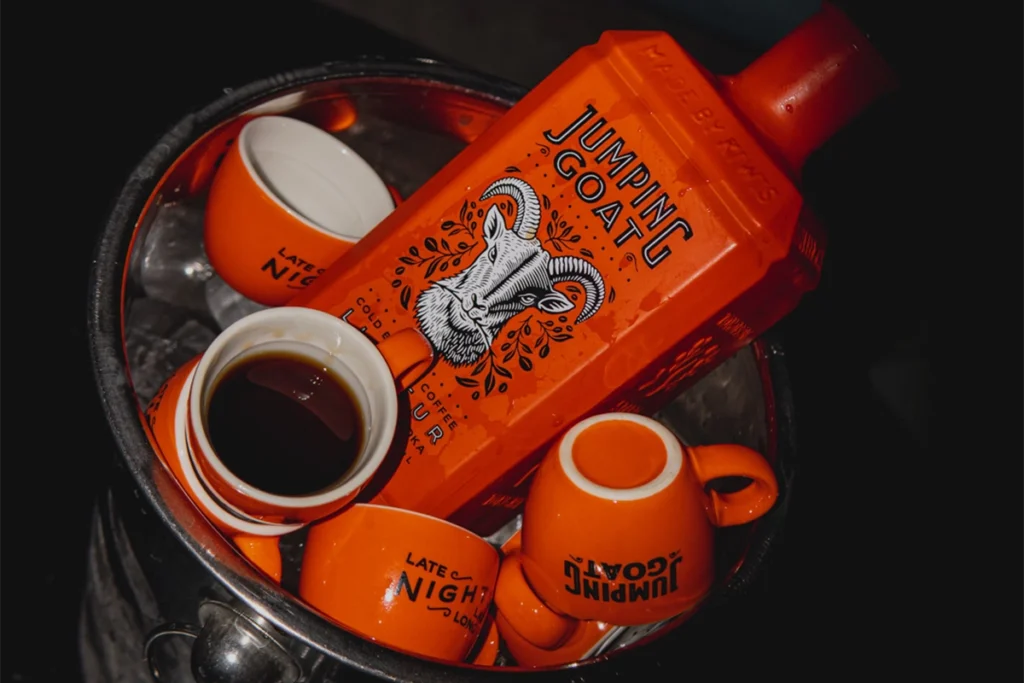 słodkie alkohole kawa z likierem jumping goat w filiżankach