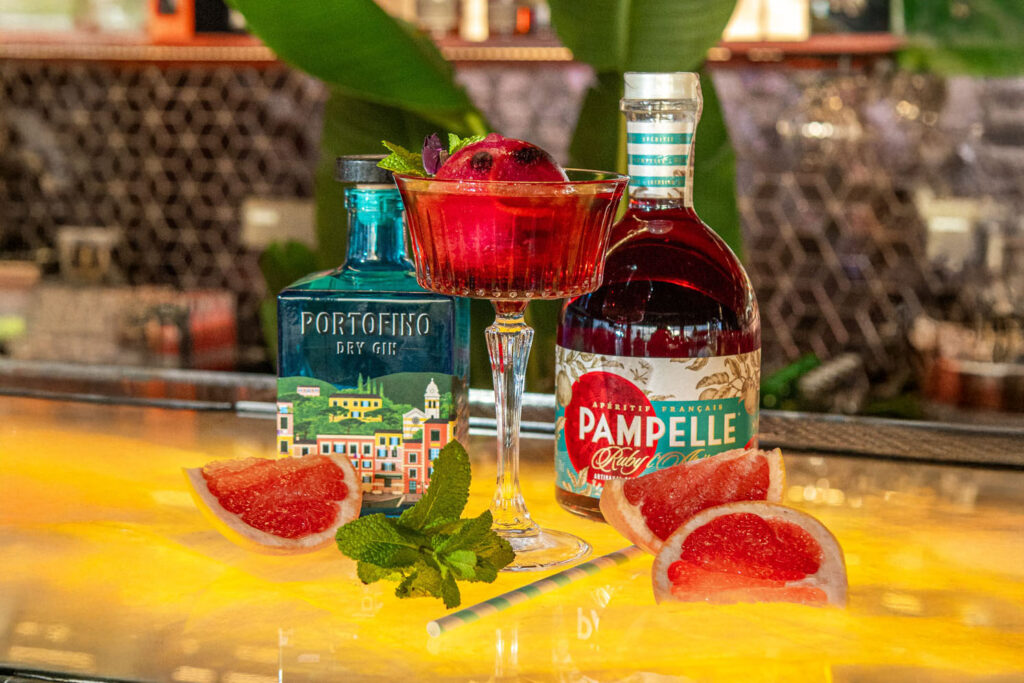 Kolorowy koktajl z ginem Portofino i aperitifem Pampelle
