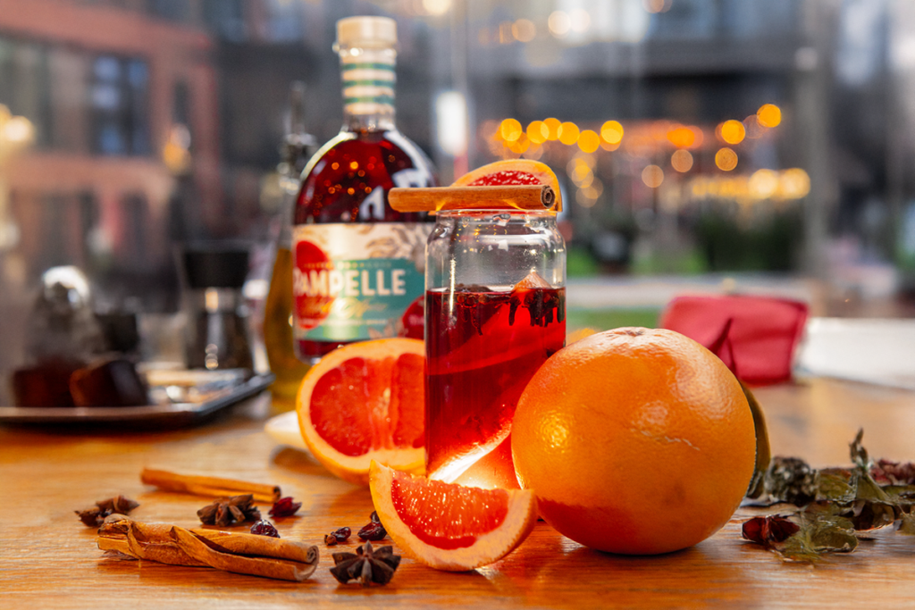 Gorący, rozgrzewający drink na jesień z aperitifem Pampelle i cynamonem.