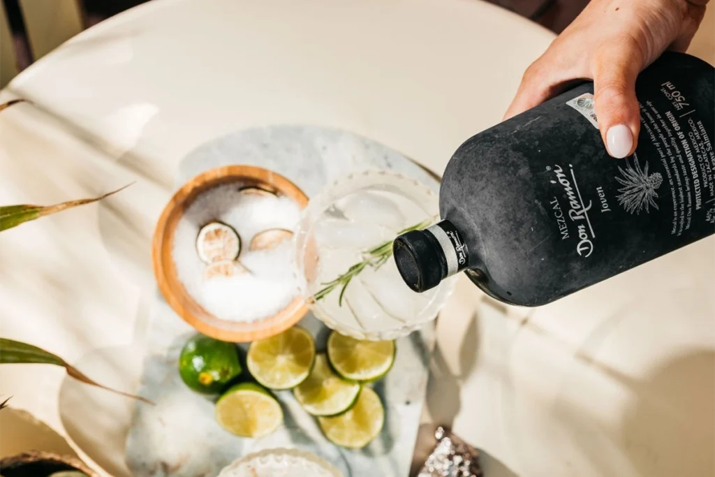 Serwowanie Mezcalu Don Ramón Joven do drinka, alternatywa dla ekskluzywna tequila.
