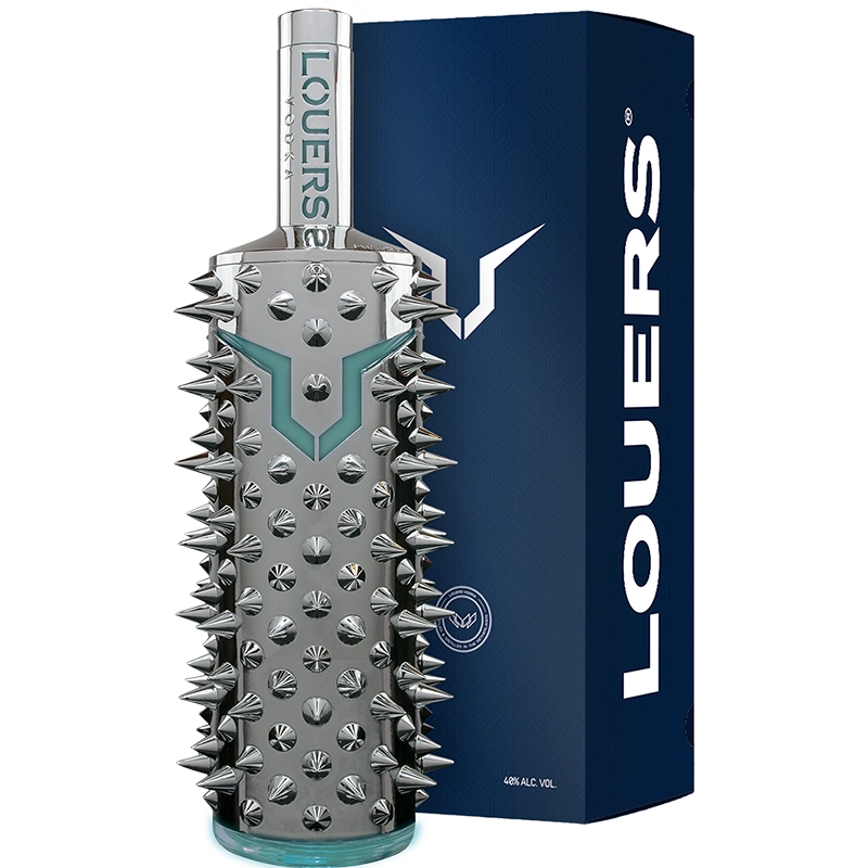 LOUERS® Vodka – holenderska wódka ultra premium w srebrnej butelce z metalicznymi kolcami, prezentowana z granatowym opakowaniem.