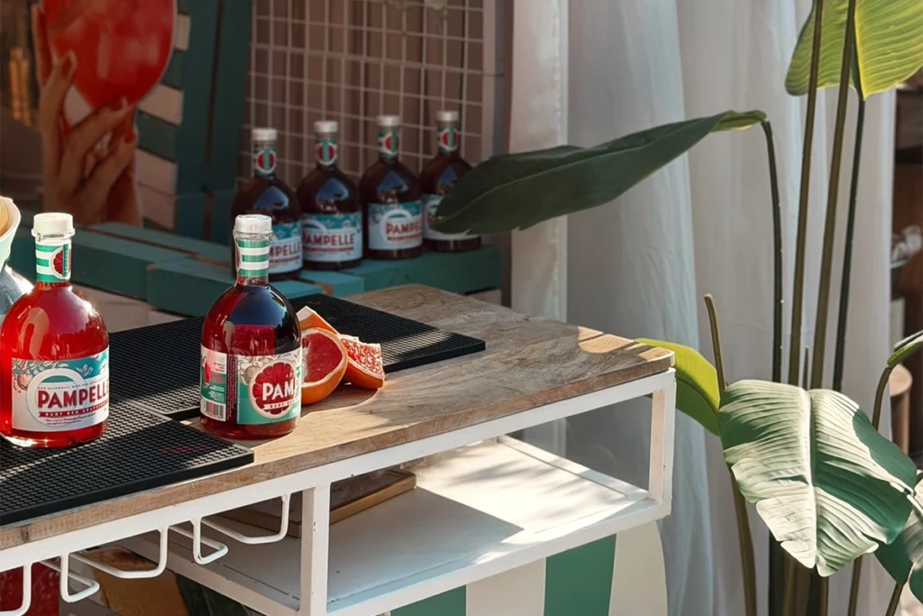 Butelki Pampelle Ruby L'Apero z kawałkami grejpfruta na stoisku Crimston Spirits podczas Better Bar Show 2026.