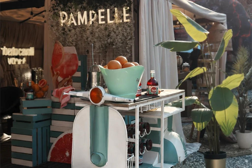Stoisko Pampelle na Better Bar Show 2026 w Krakowie z dekoracyjnym skuterem, grejpfrutami i butelkami francuskiego aperitifu.