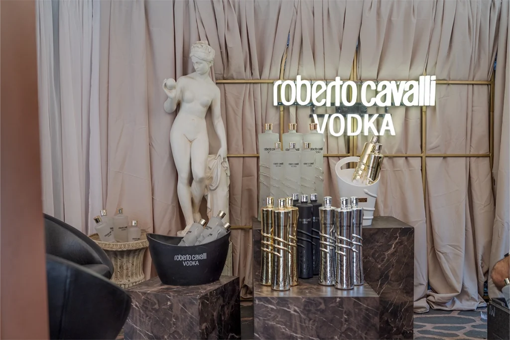 Ekspozycja Roberto Cavalli Vodka z eleganckimi butelkami, podświetlanym logo i rzeźbą podczas Better Bar Show 2026 w Krakowie.
